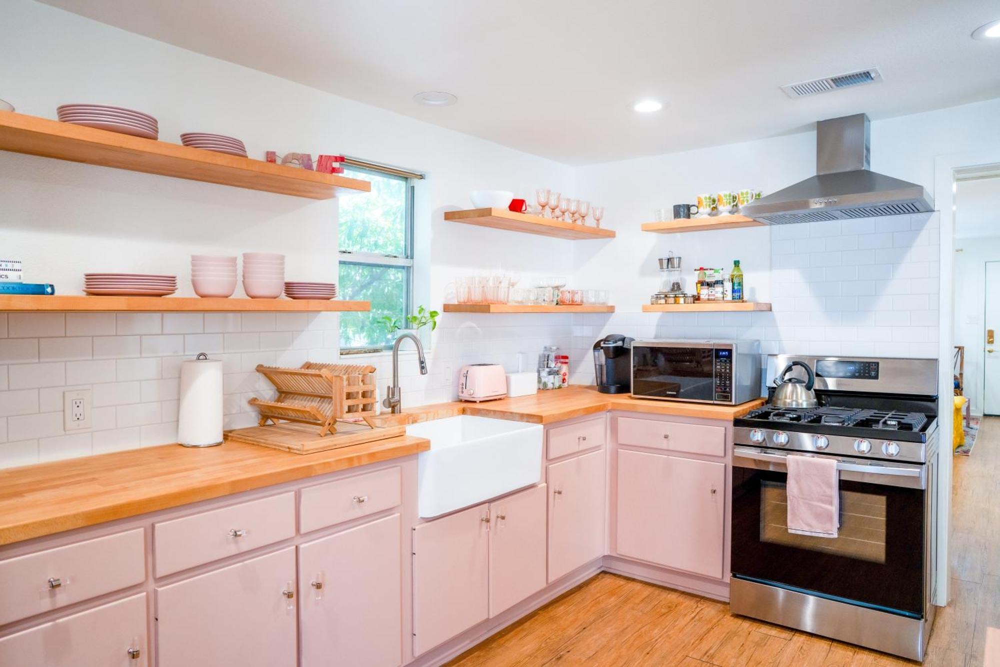 Stylish, Artsy Bungalow Central Eastside Austin Exterior photo