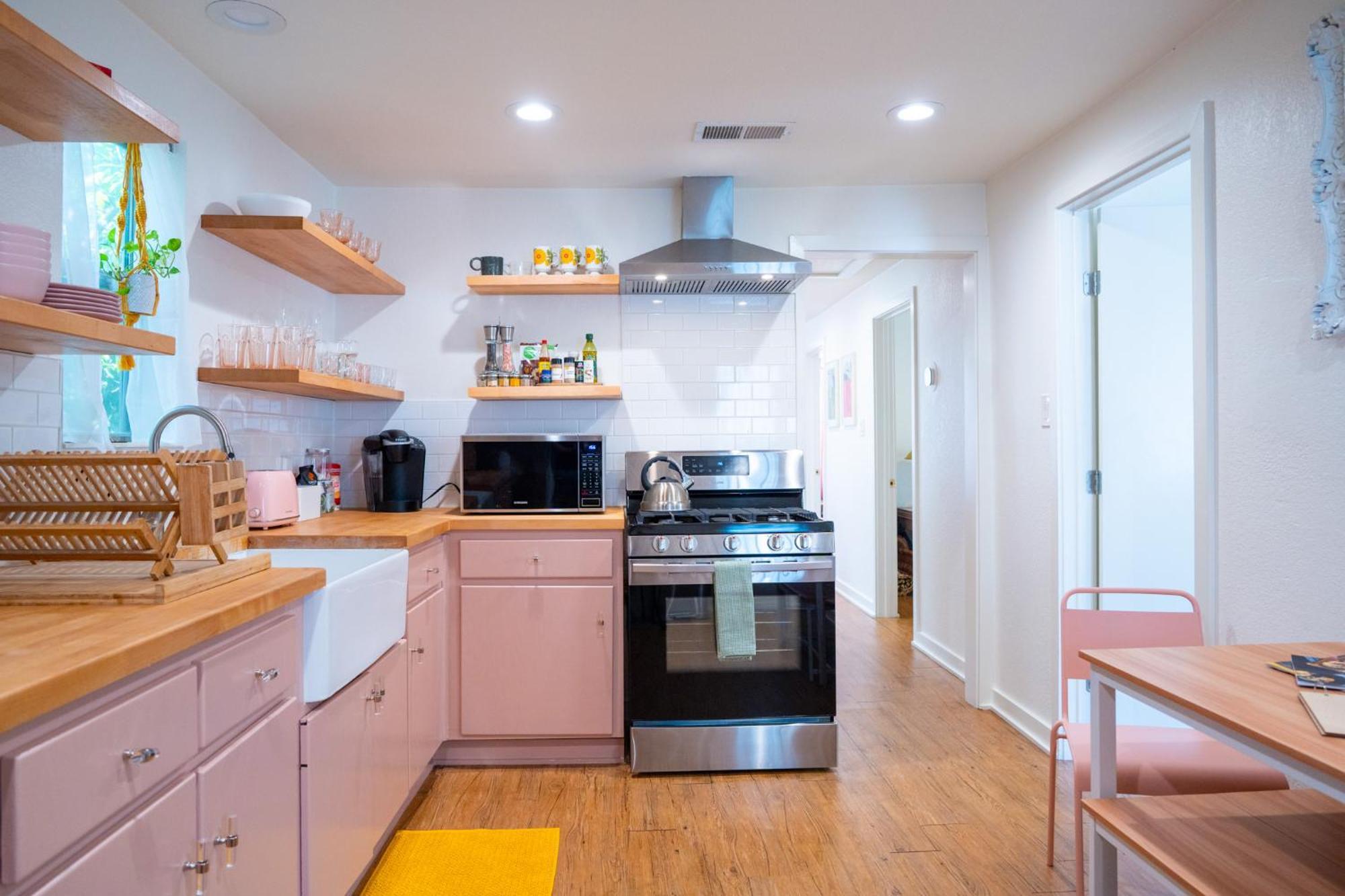 Stylish, Artsy Bungalow Central Eastside Austin Exterior photo